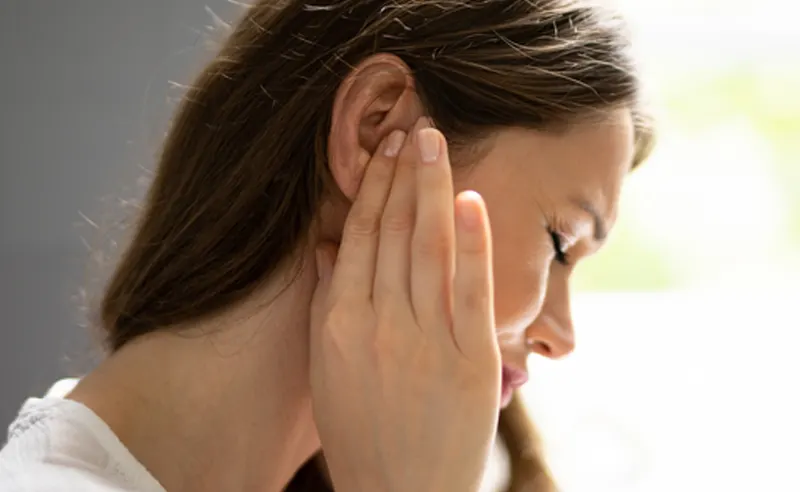امرأة تعاني من التهاب الأذن الداخلية