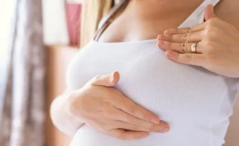 امرأة حامل تعاني من سرطان الثدي