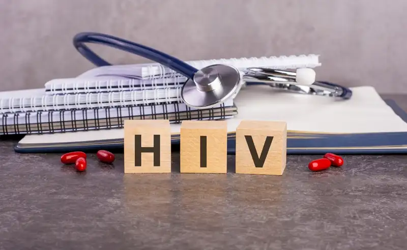 يعتبر الإيدز مرضاً فيروسياً يسببه فيروس نقص المناعة HIV
