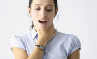 امرأة تعاني من قرحات تماس الحبال الصوتية