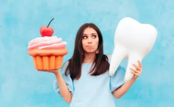 يعتبر السكر من العوامل التي تؤثر سلباً في الحفاظ على بياض الأسنان
