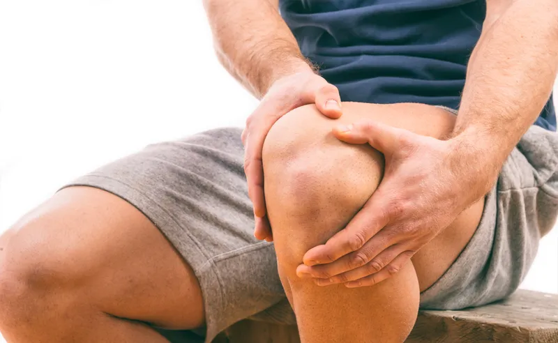 يعتبر ألم الركبة مشكلة شائعة وقابلة للعلاج بشكل عام، ولها العديد من الأسباب المختلفة.