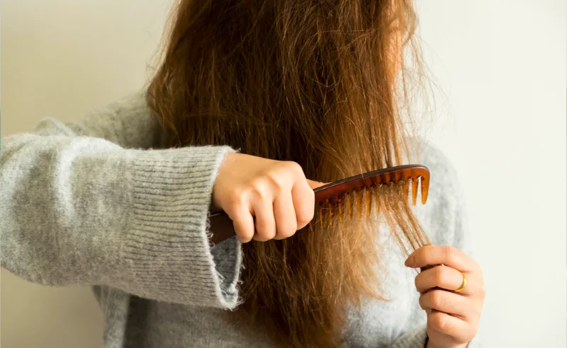 إن تقصف الشعر مشكلة شائعة ويمكن علاجها بتغيير روتين العناية بالشعر