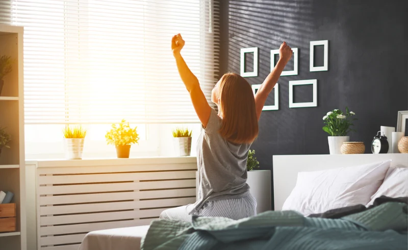 هنالك العديد من الفوائد للاستيقاظ مبكراً لذلك حاول أن تبدأ بالنوم مبكراً