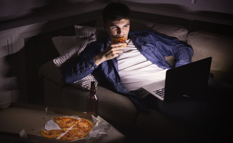 يمكن أن يسبب تناول الطعام قبل النوم مباشرة ببعض الاضطرابات الهضمية