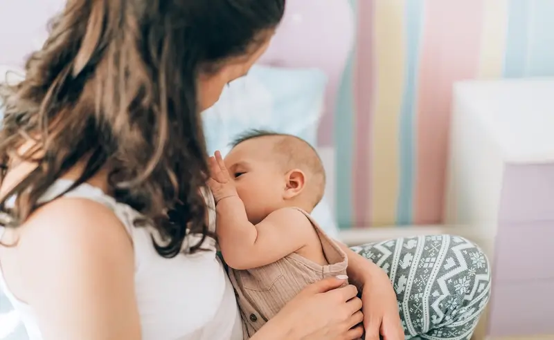 أثبتت الدراسات أن حليب الأم يتغير خلال فترة مرض الطفل ويساعده على التعافي