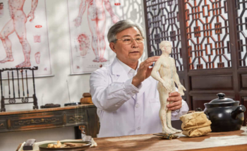 أحد الأطباء الصينيين يمارس مهنة الطب الصيني التقليدي