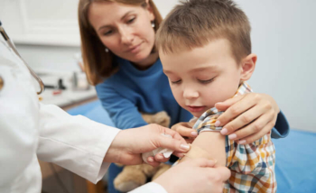 طفل يحصل على تطعيمات الأطفال