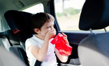طفل يعاني من دوار الحركة أثناء ركوب السيارة ويشعر بالغثيان