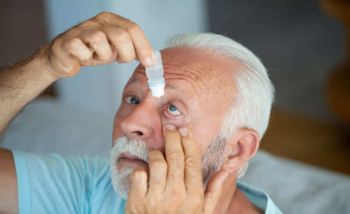 رجل مسن مريض يضع قطرات العين