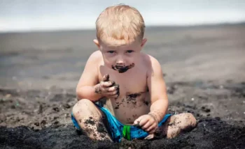 طفل يعاني اضطراب بيكا ويأكل من الأوساخ والطين